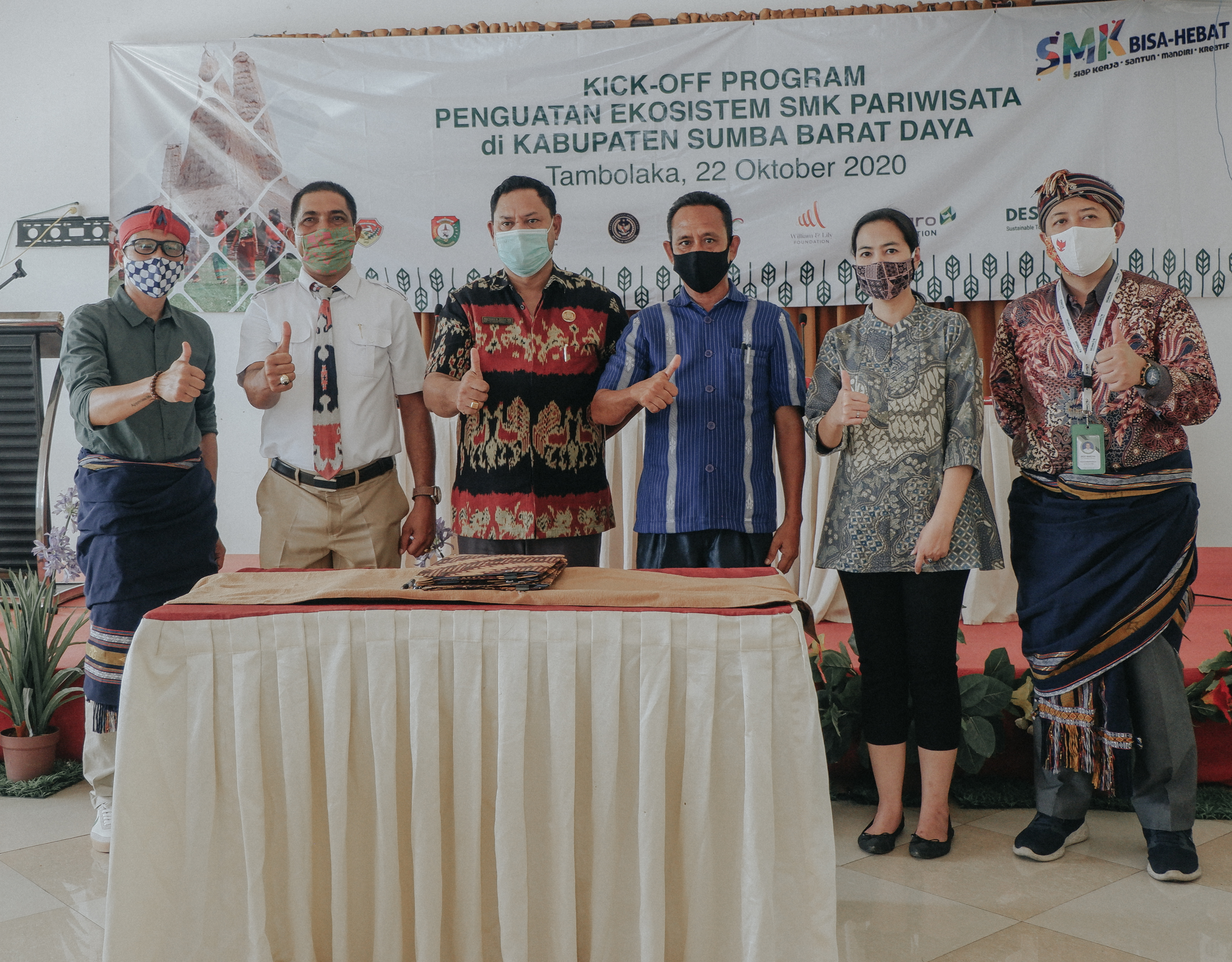 Foto Bersama Setelah Proses Penandatanganan Rencana Kerja